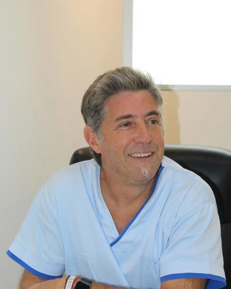 Od. Federico Aller atendiendo en el consultorio