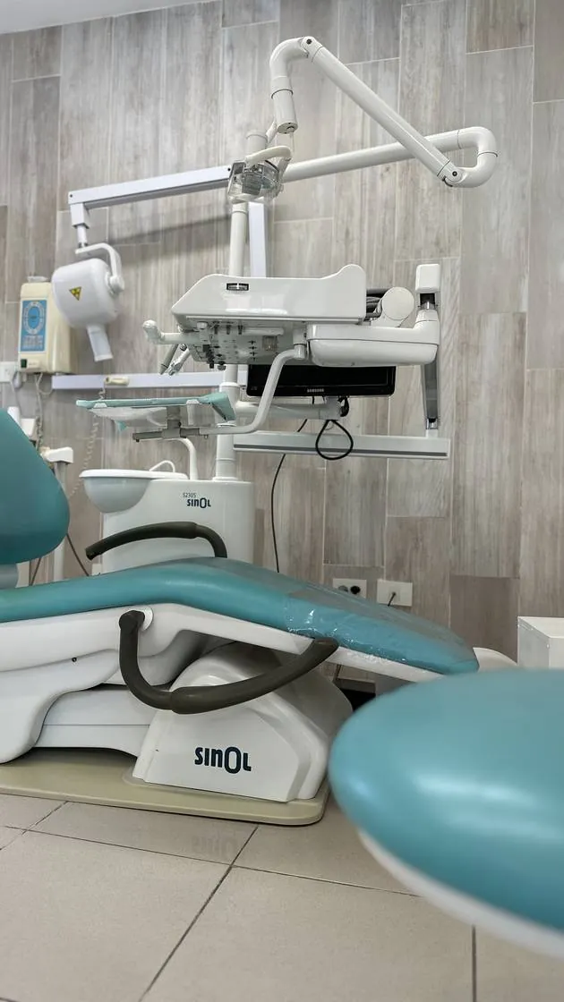 Box de atención con el sillón odontológico listo