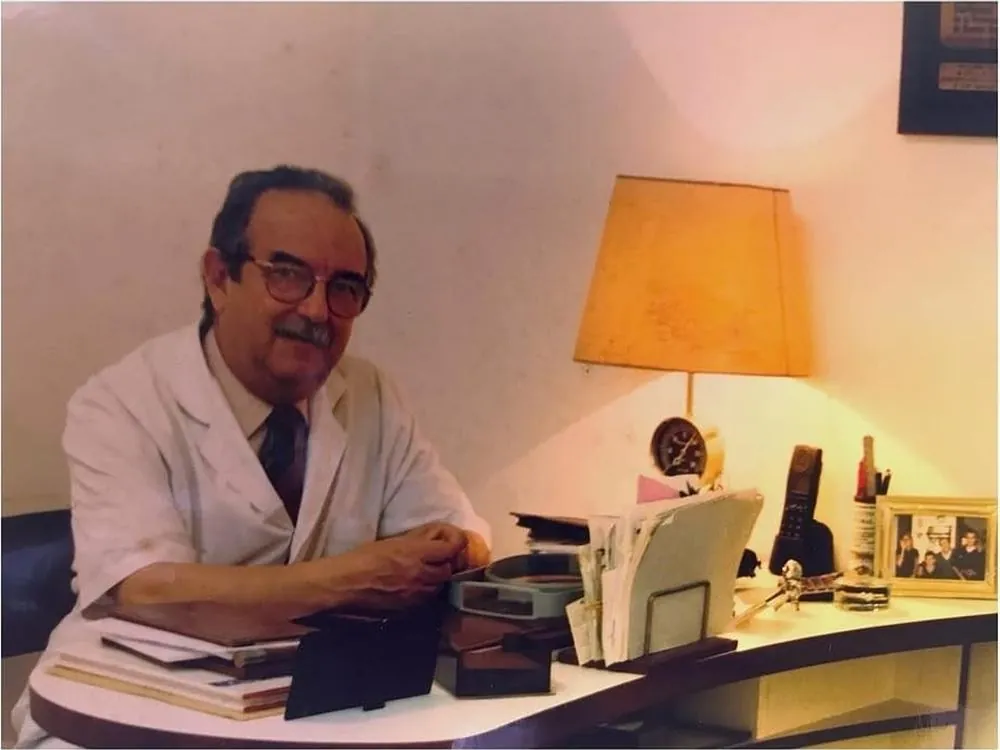El Od. Teófilo José Aller en su escritorio del consultorio