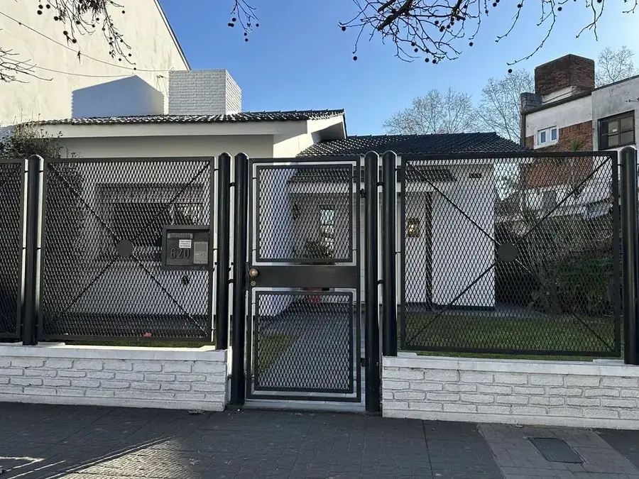 El frente del consultorio en Adrogué hoy
