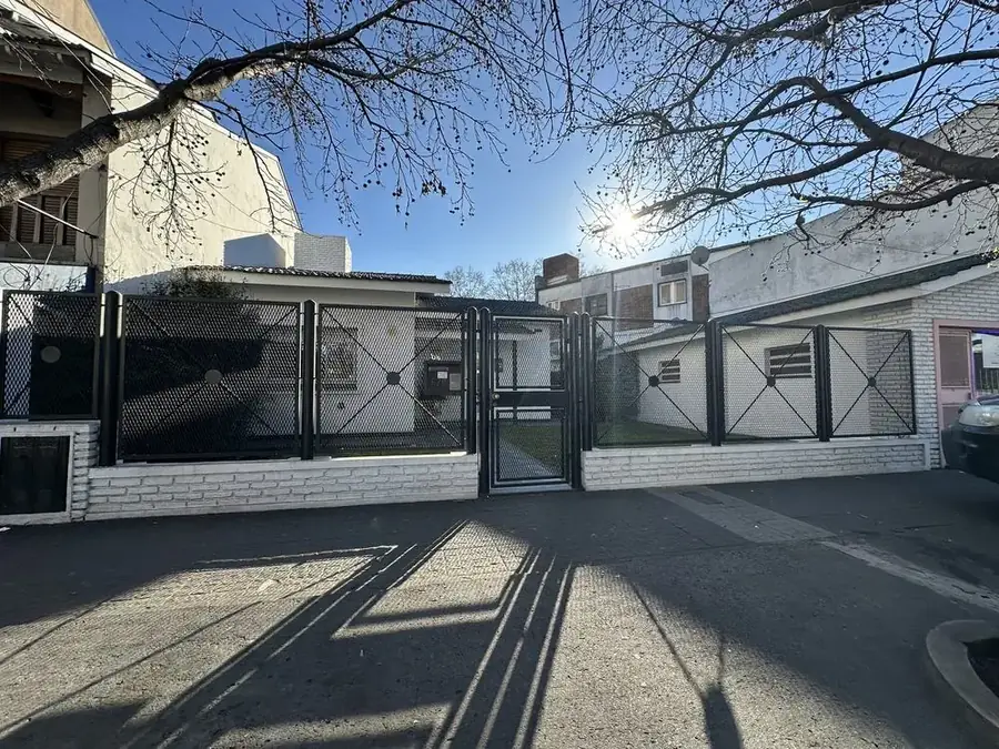 La casa de Adrogué donde funciona el consultorio