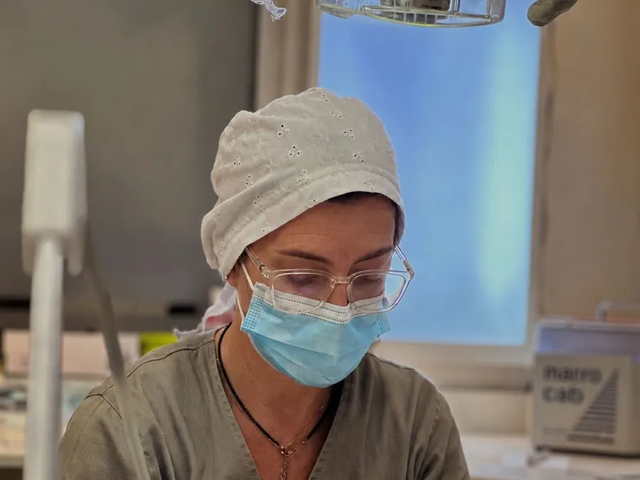 La Od. Daniela Di Nucci durante un tratamiento en el consultorio