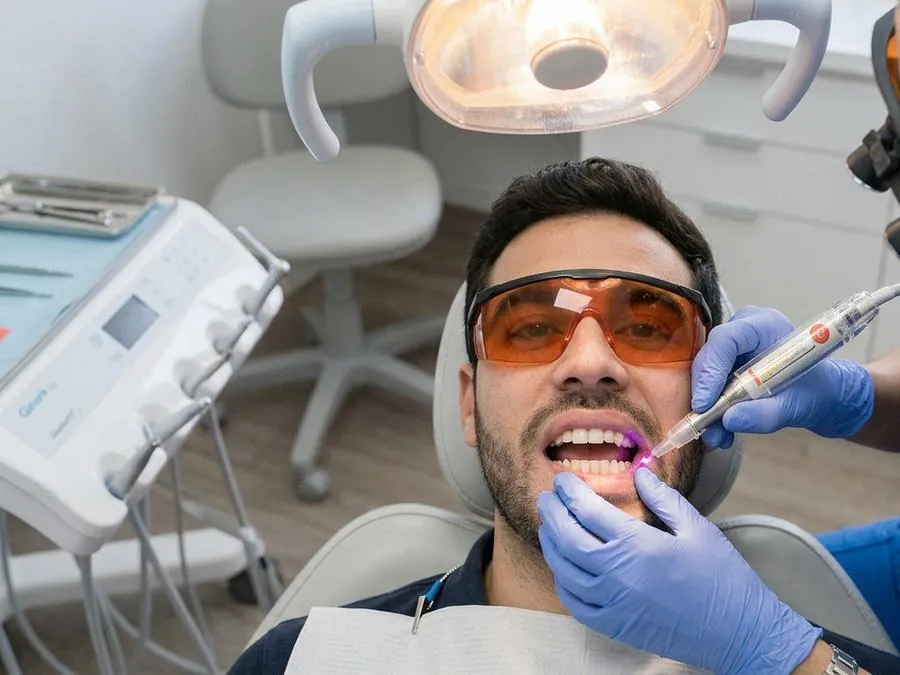 Aplicación de láser odontológico con protección ocular